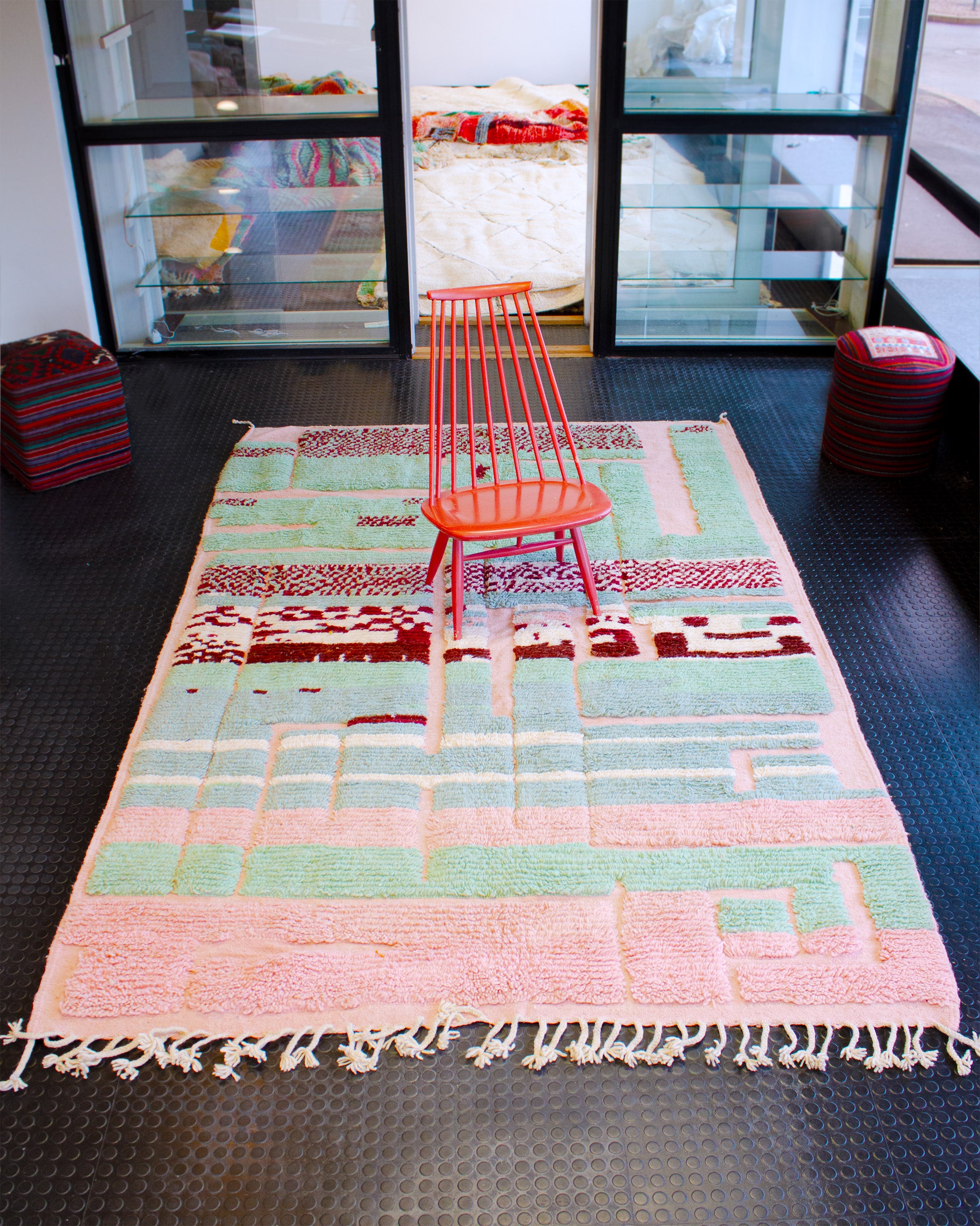 värikäs matto sisustus