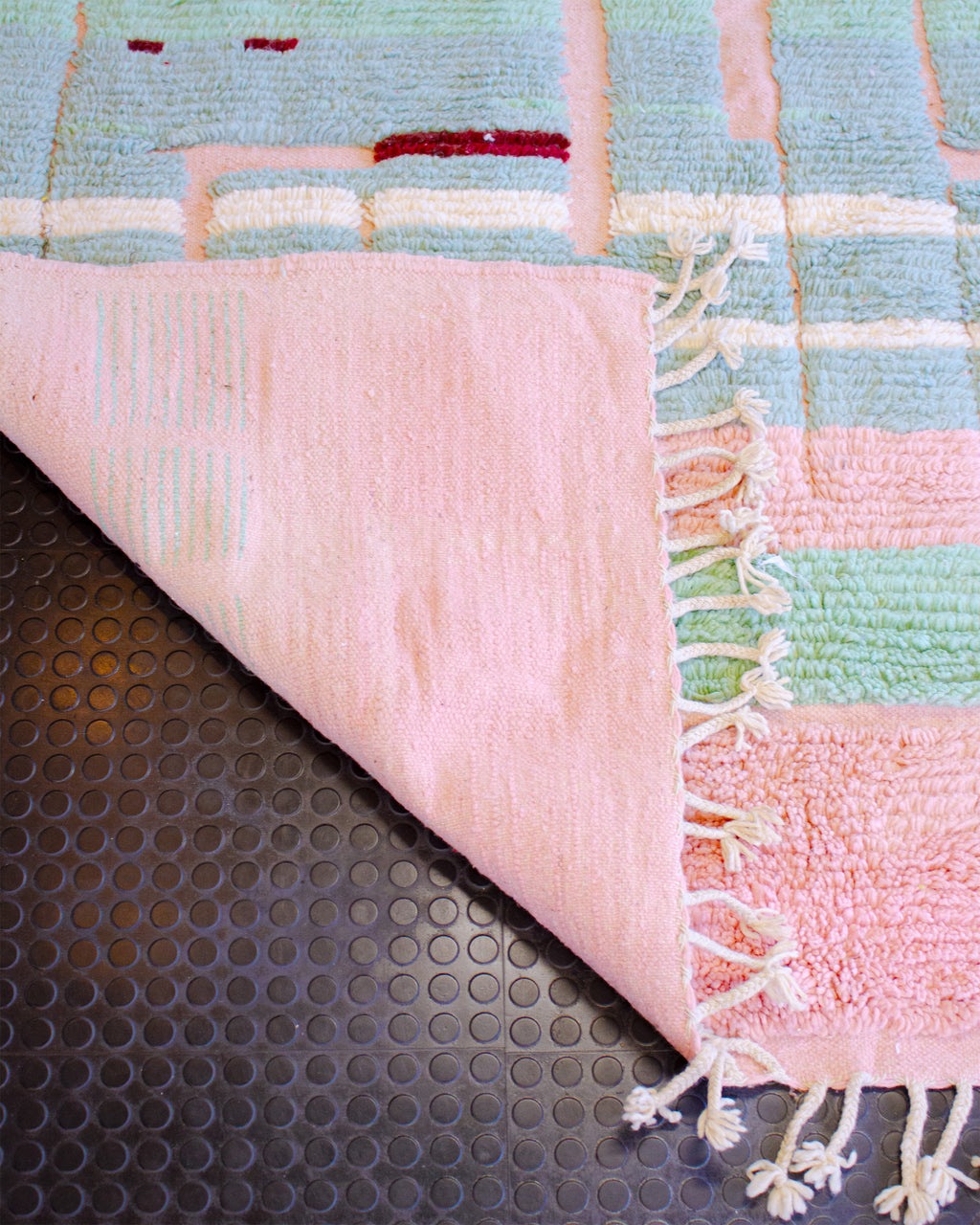 käsinsolmittu matto