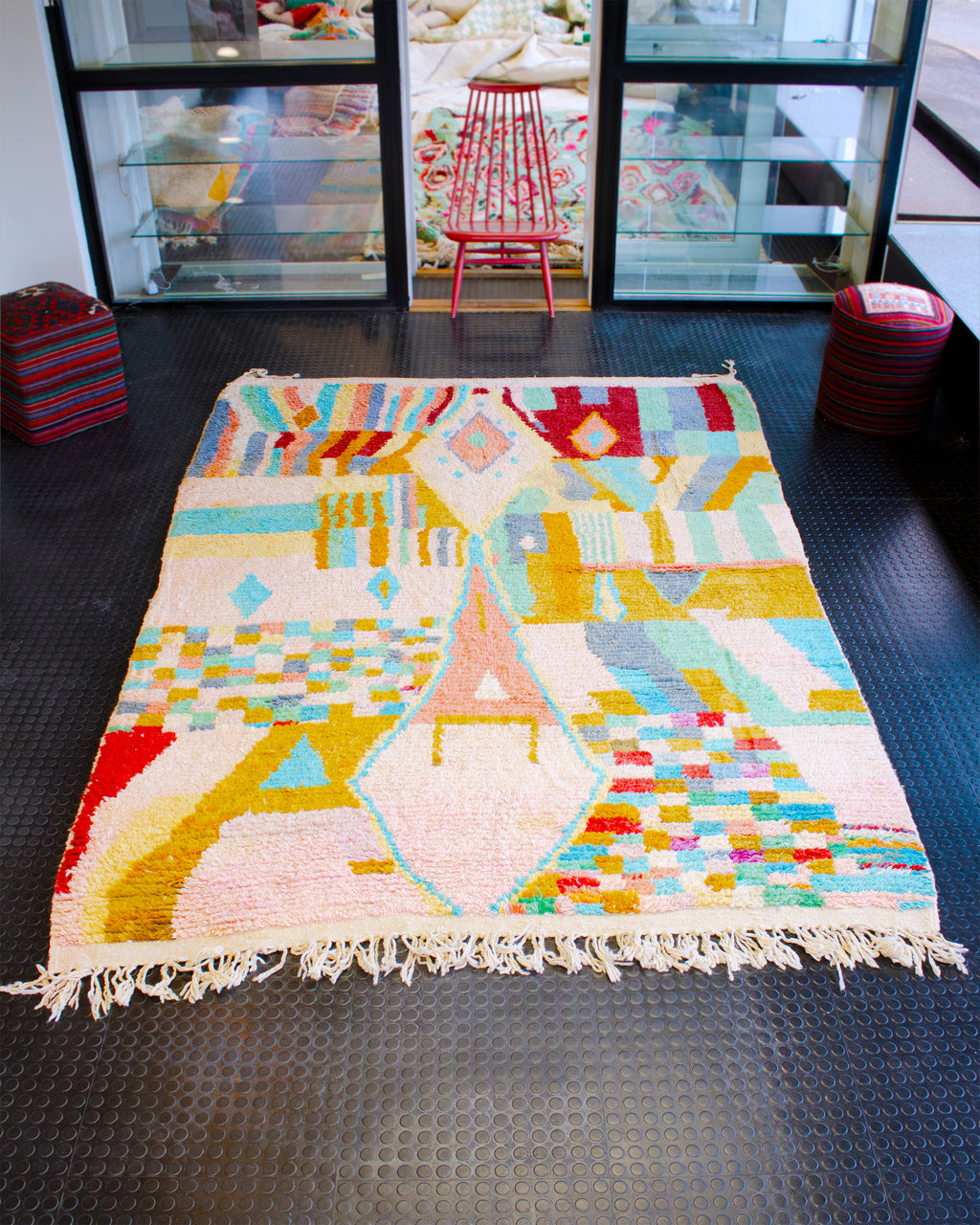 Värikäs iso villamatto sisustus