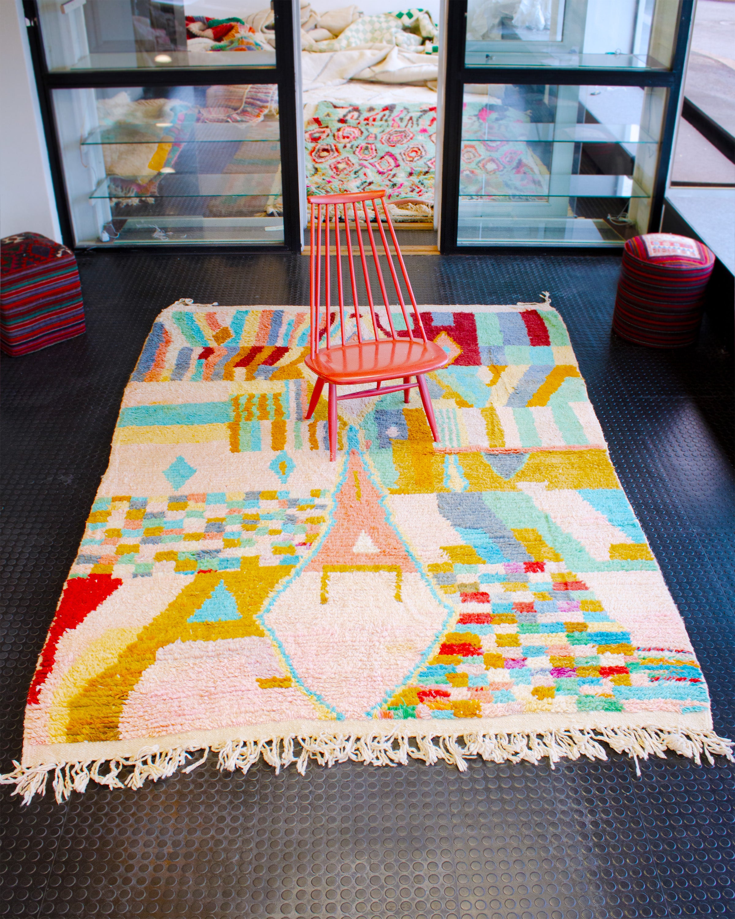 Värikäs matto lattialla