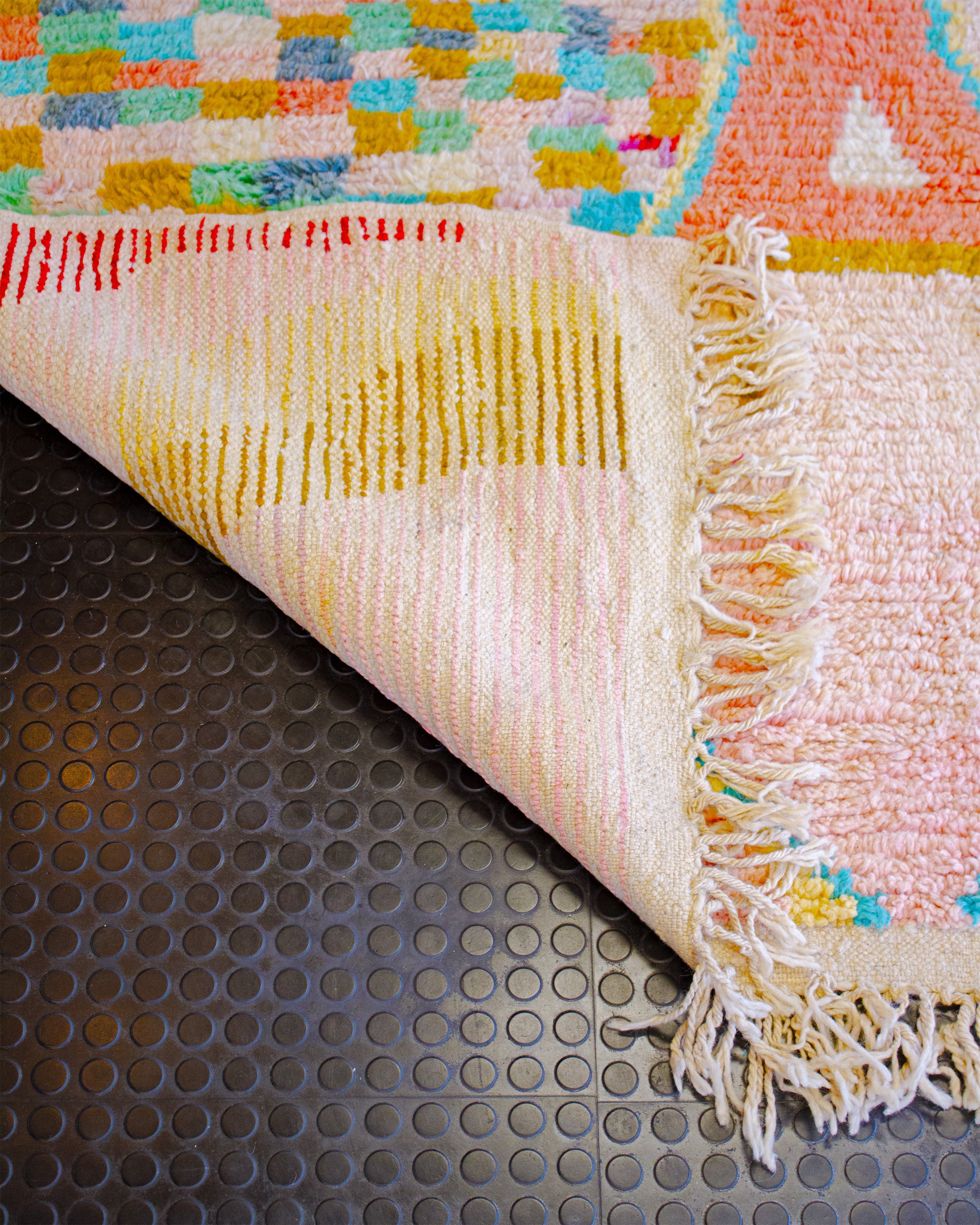 Käsinsolmittu matto