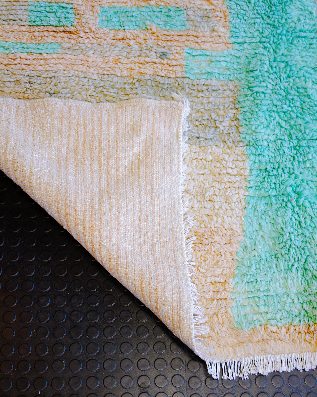 Käsinsolmittu matto