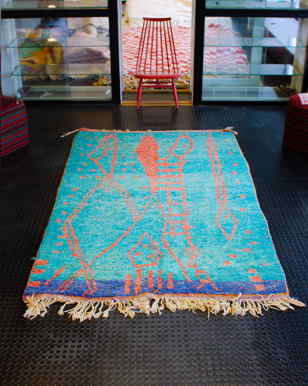 Sininen matto lattialla