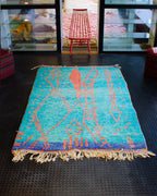 Sininen matto lattialla