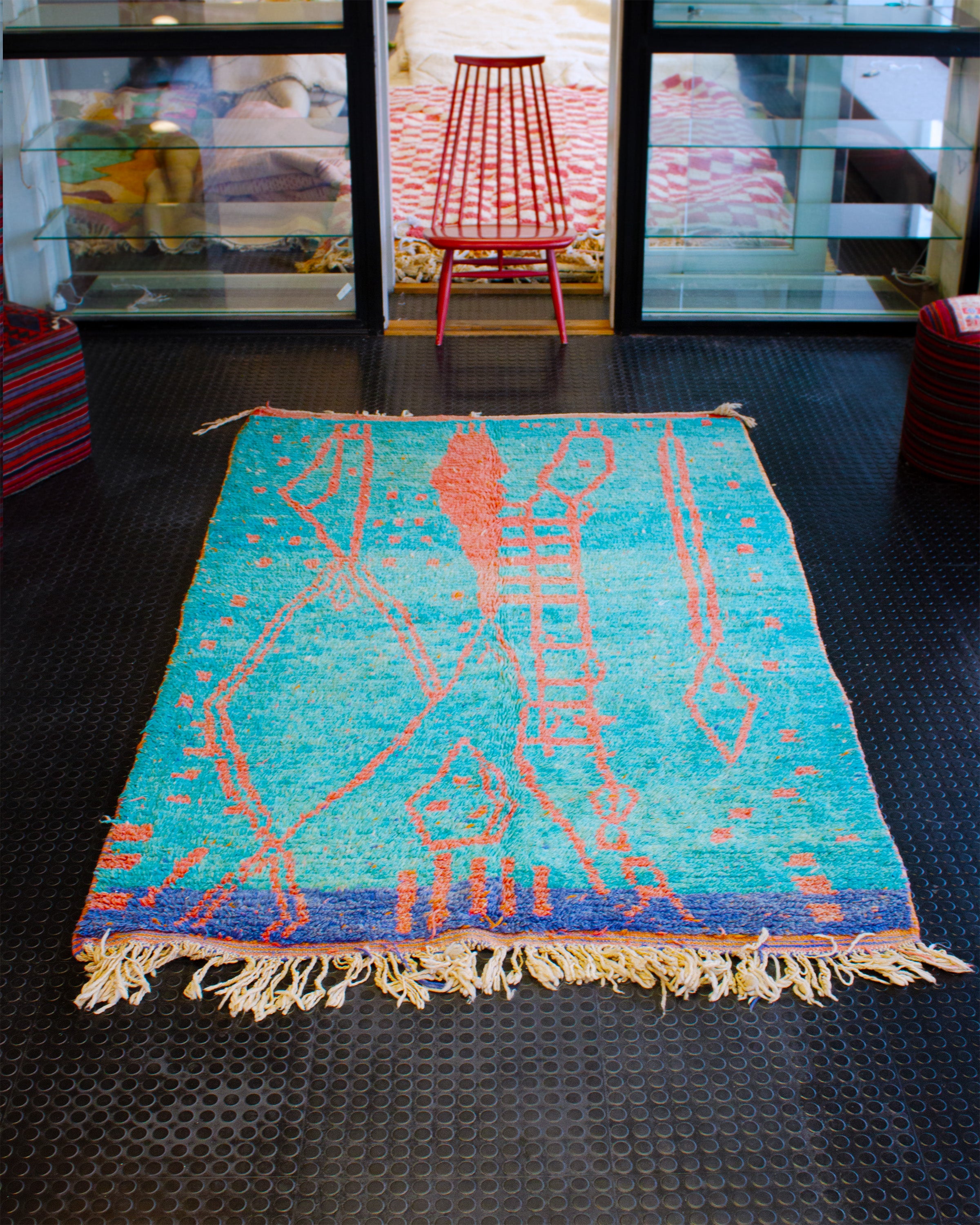 Sininen matto lattialla