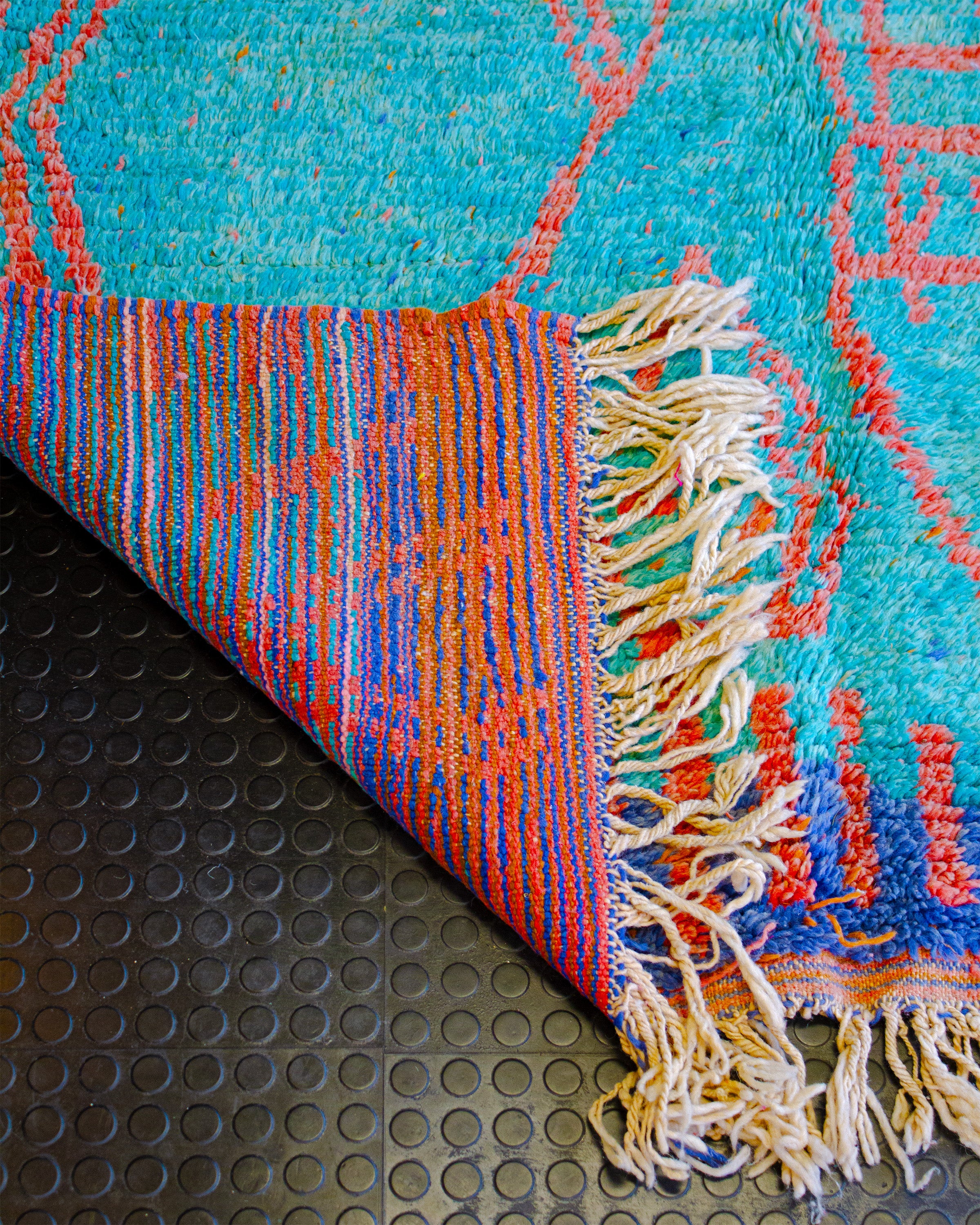 Käsinsolmittu sininen matto