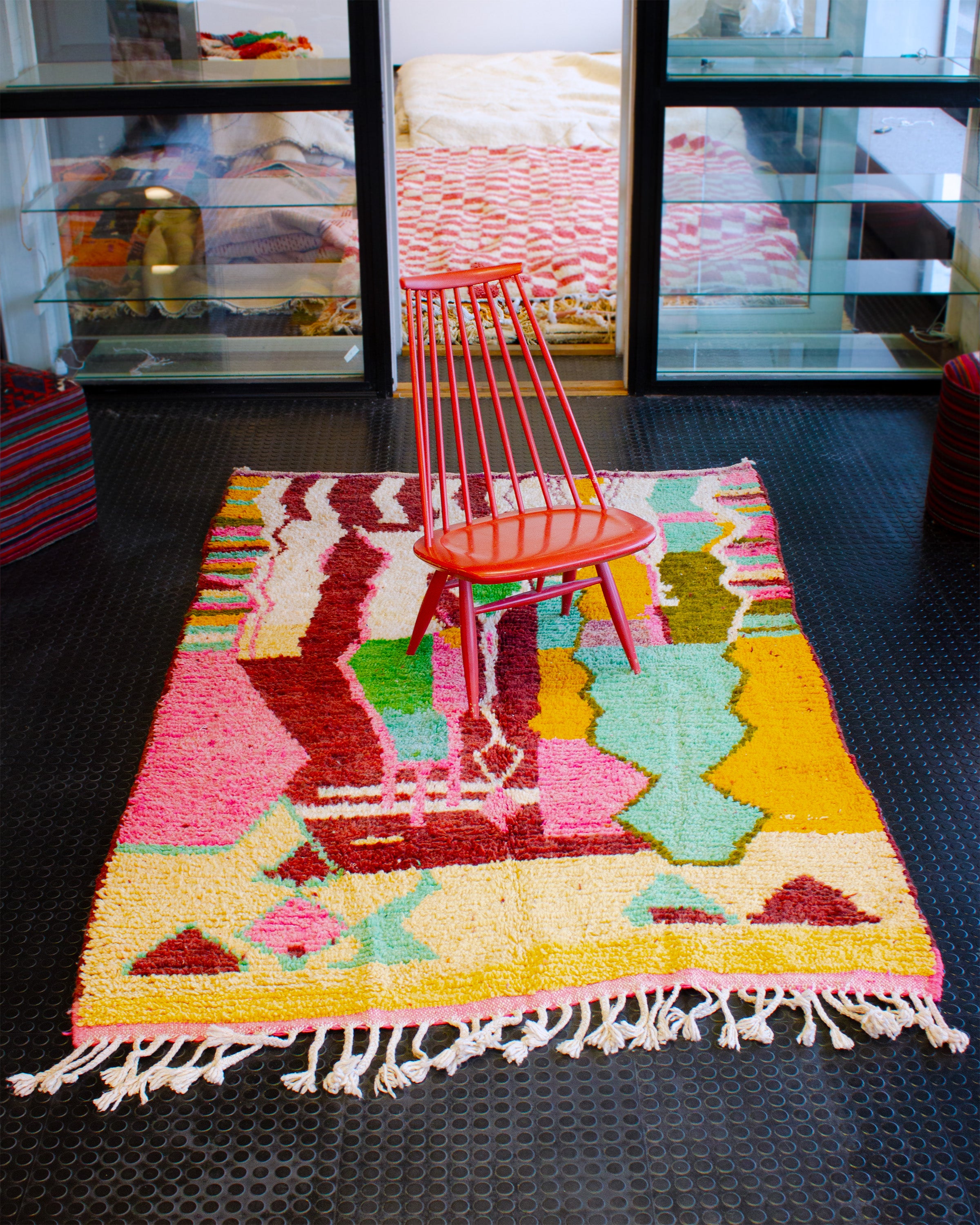 värikäs matto sisusus