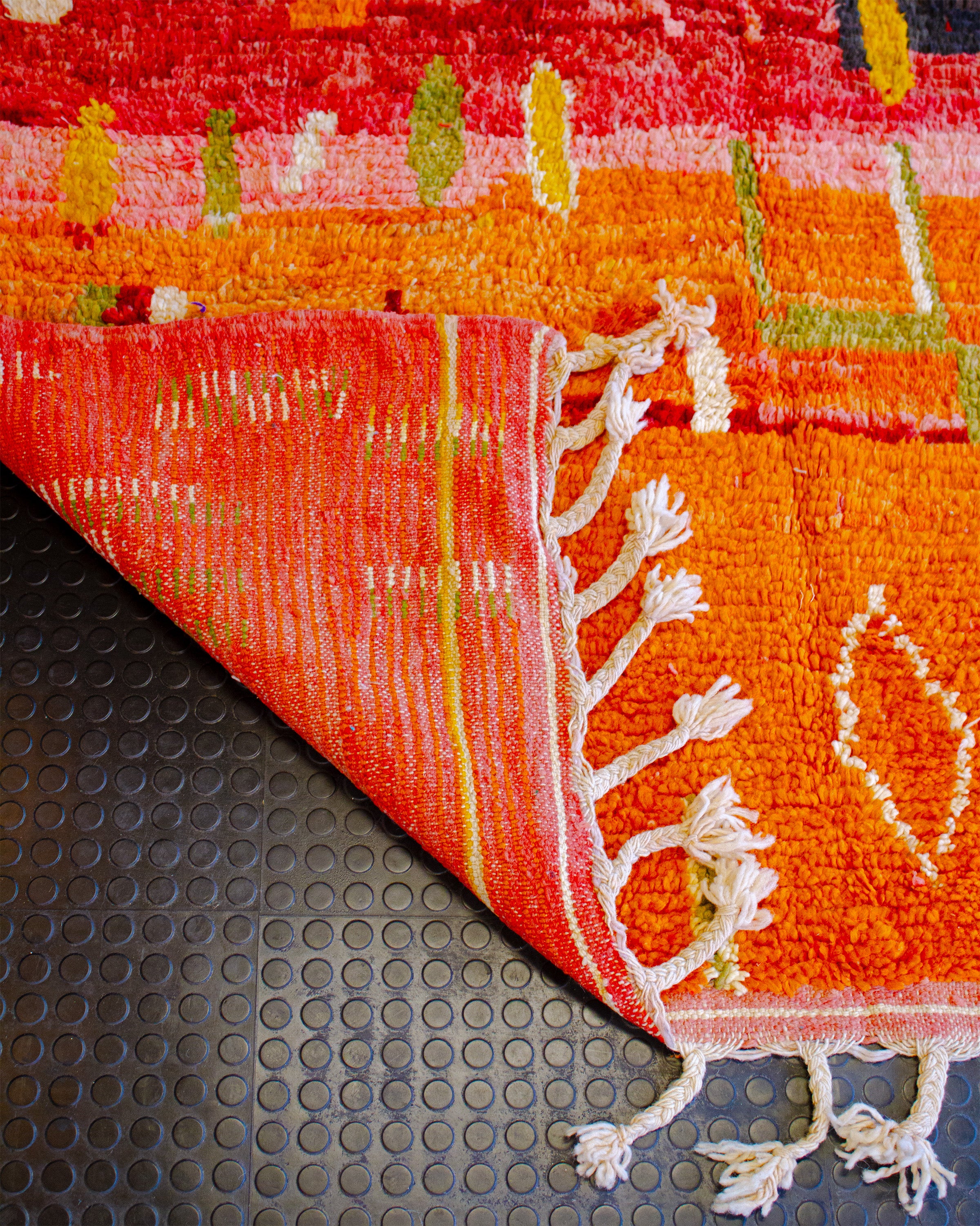 Käsinsolmittu matto