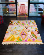 värikäs matto sisustus