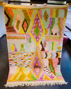 Uniikki monivärinen matto