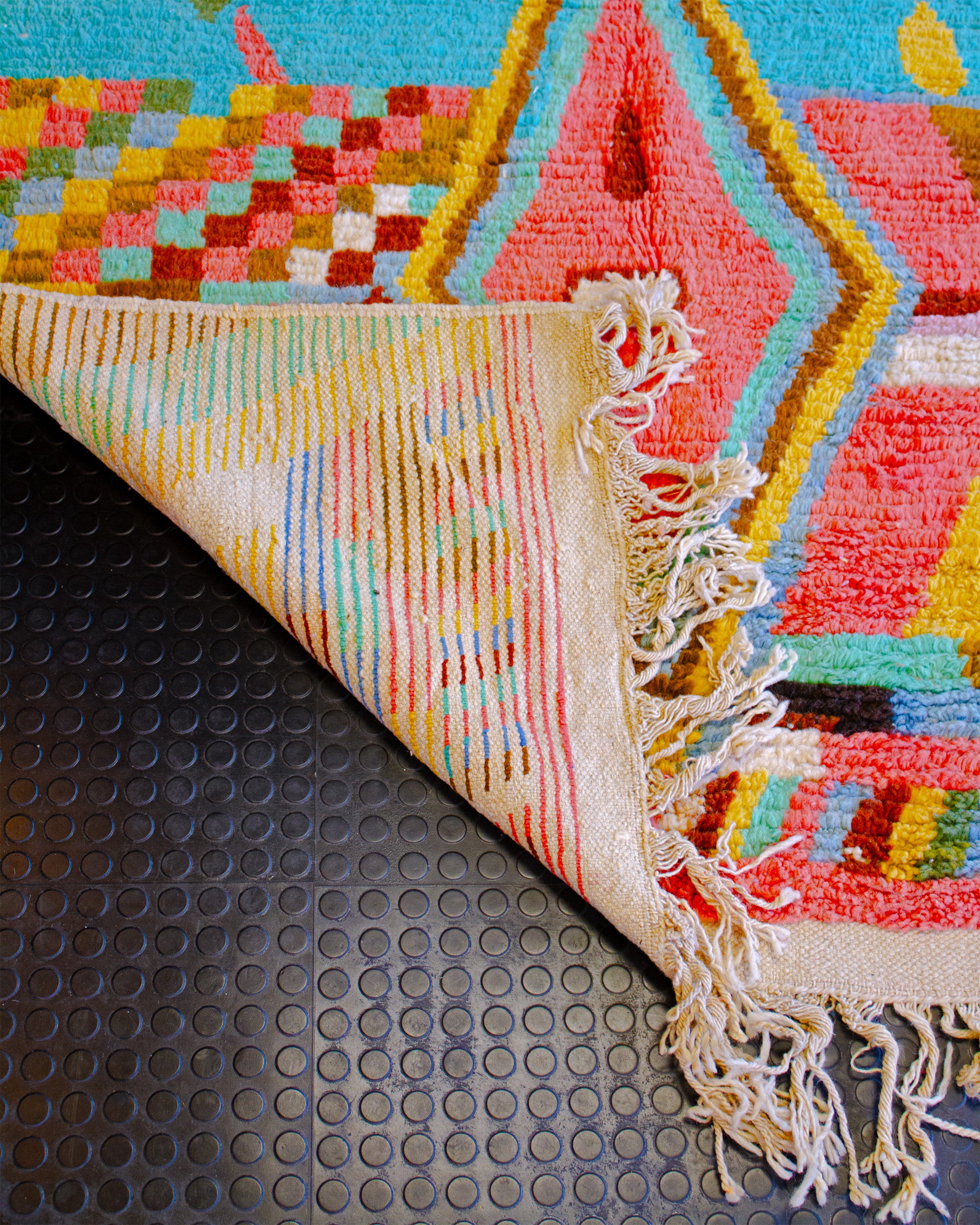 käsinsolmittu värikäs matto