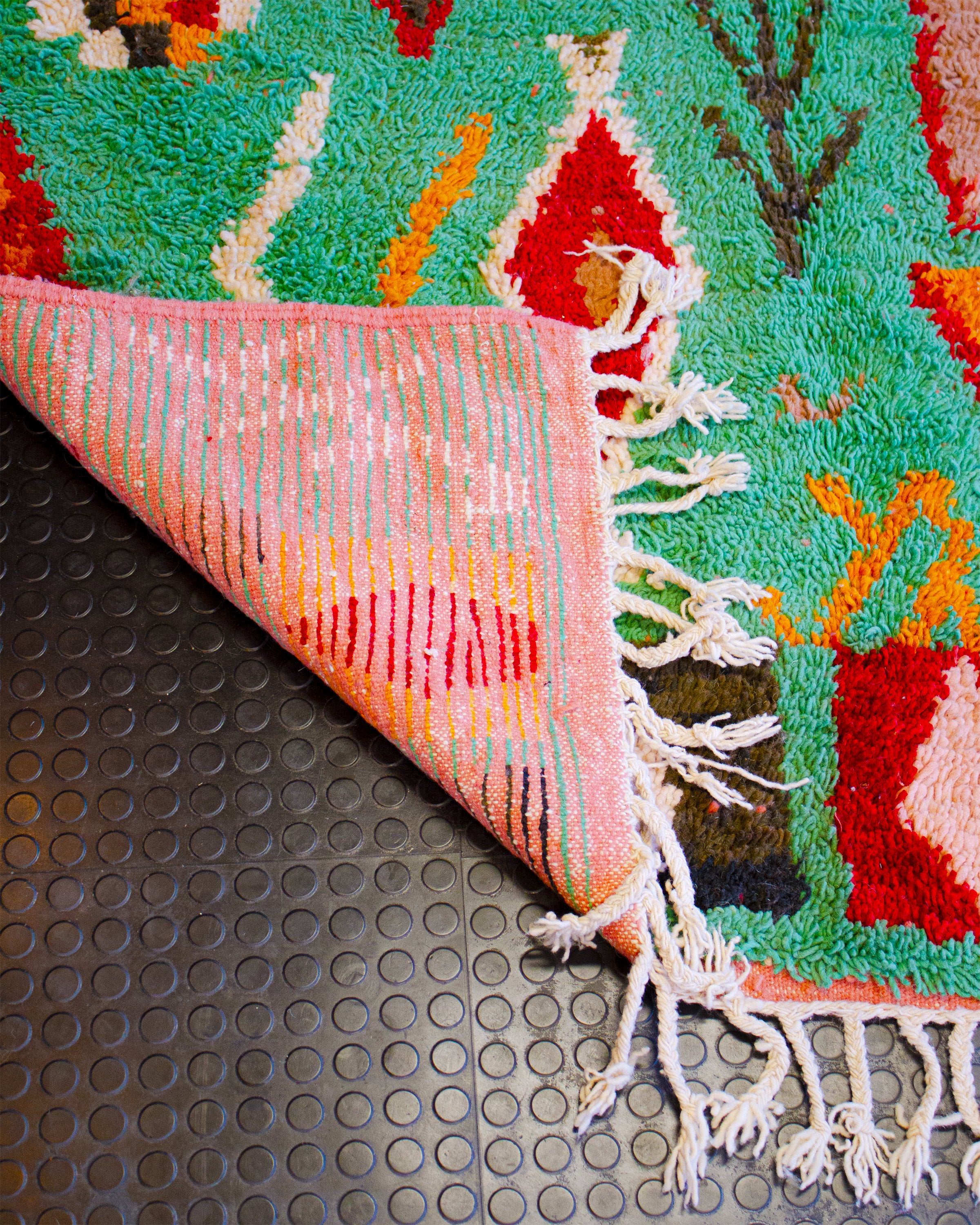 käsinsolmittu matto