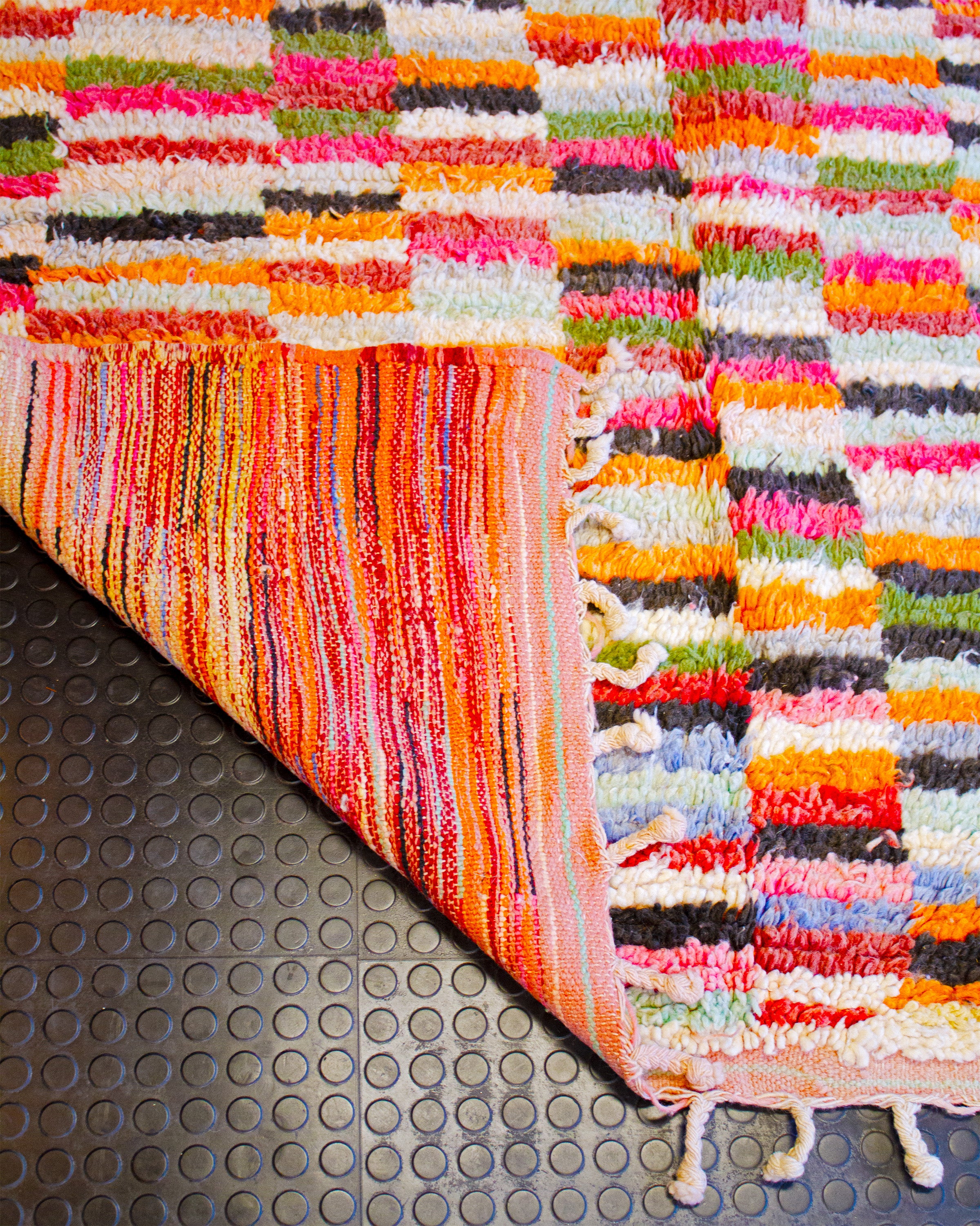 Käsinsolmittu matto