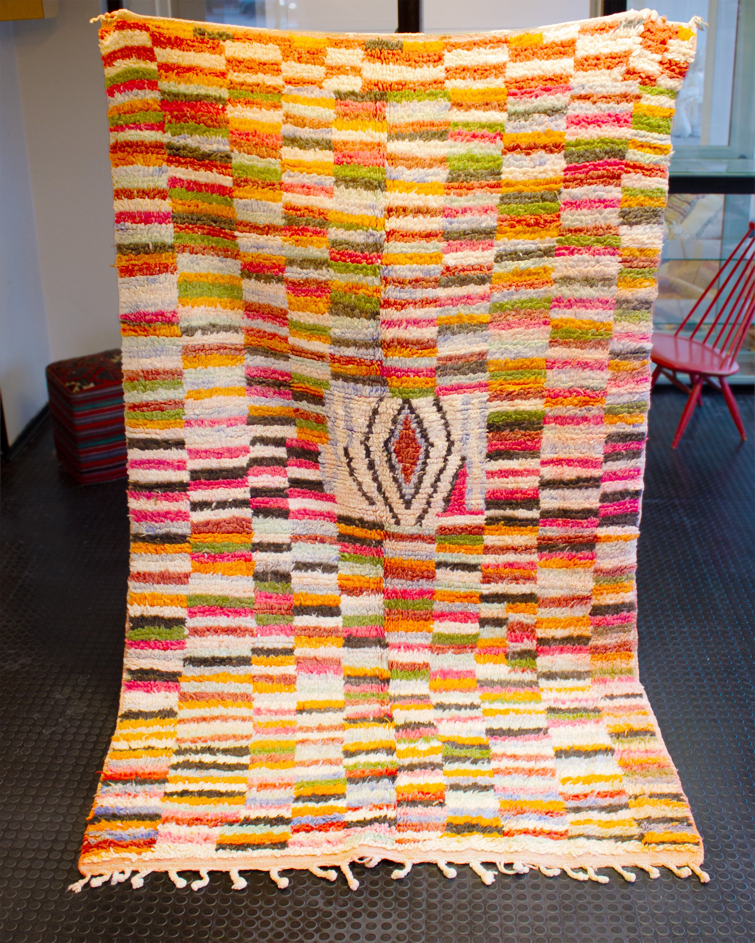 monivärinen raidallinen villamatto
