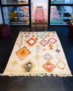 valkoinen matto värikkäät kuviot 