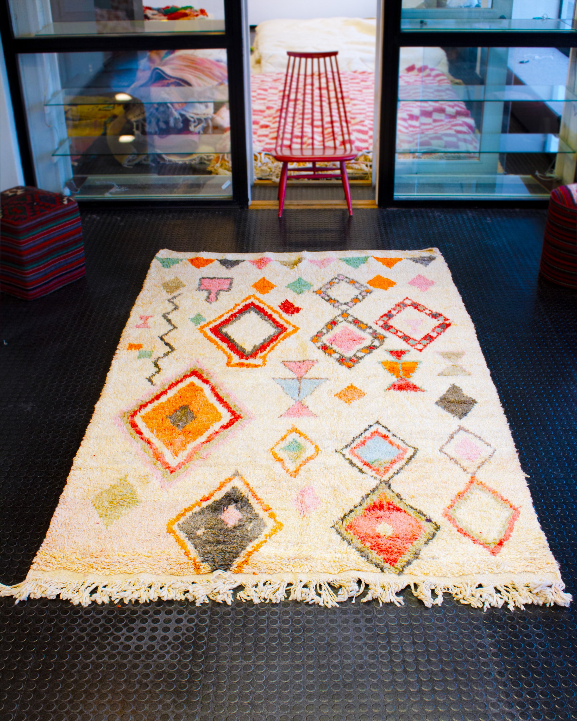 valkoinen matto värikkäät kuviot 