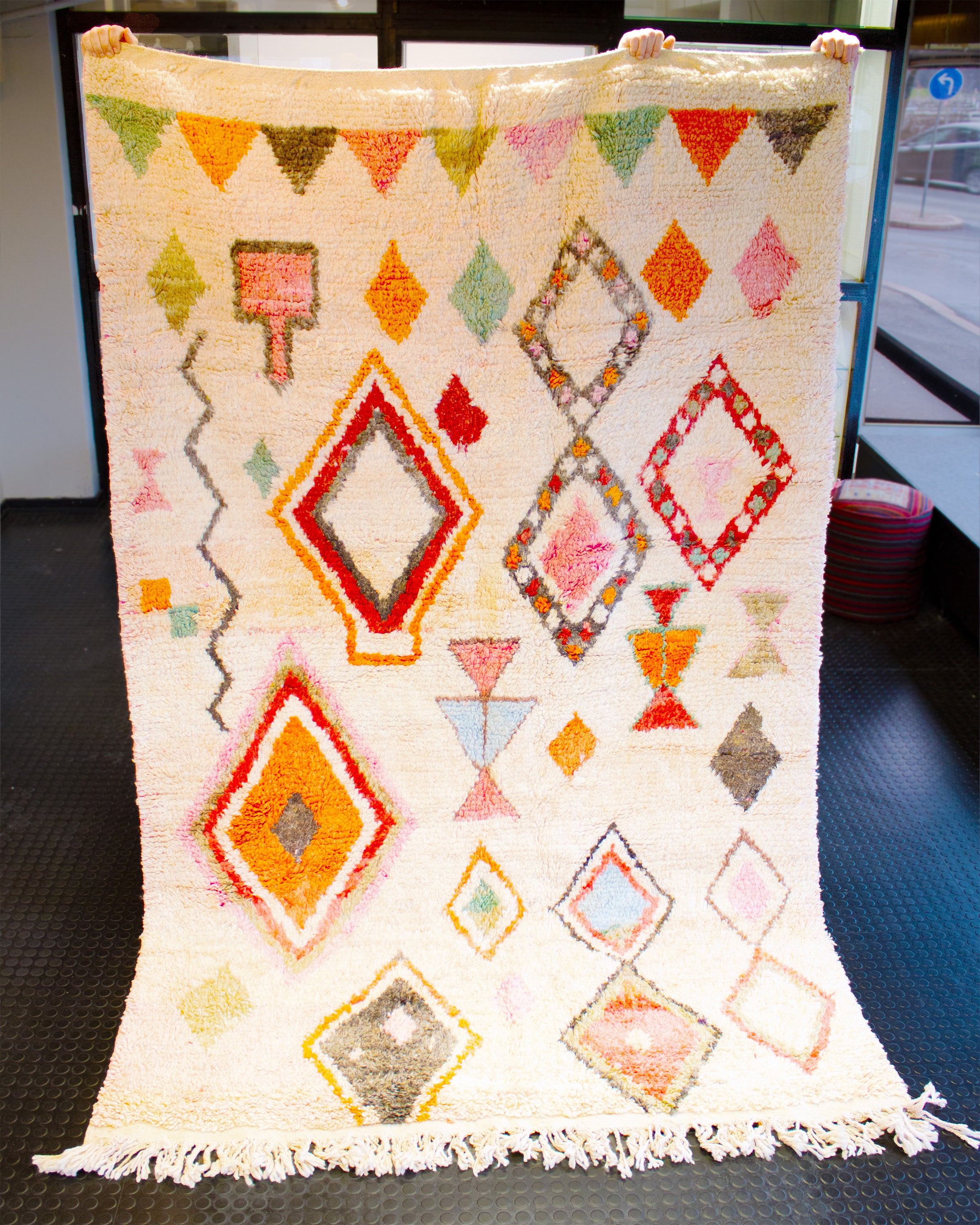 valkoinen villamatto jossa värikkäät kuviot