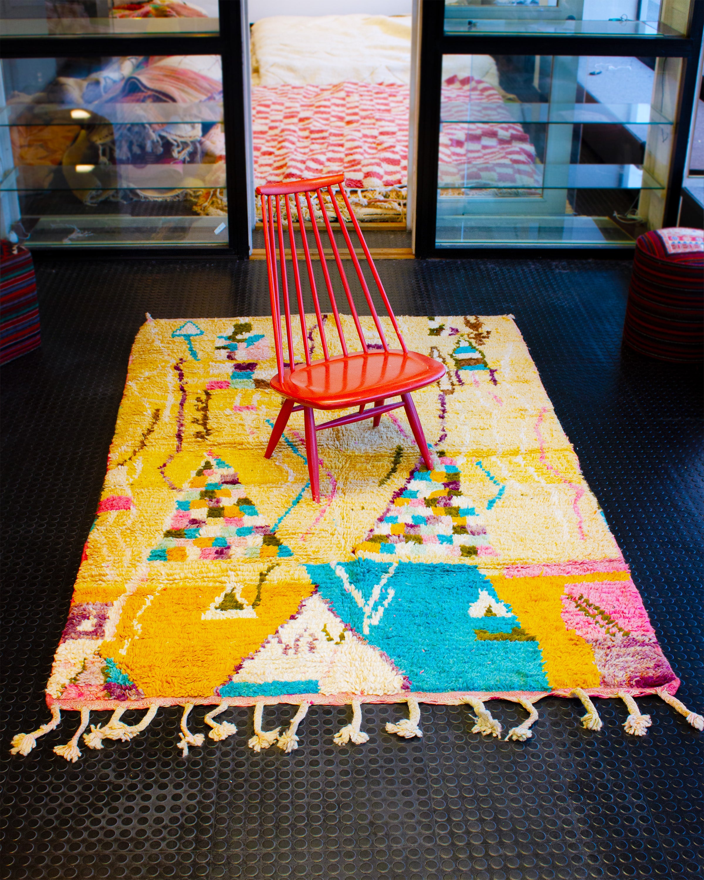 värikäs matto sisustus