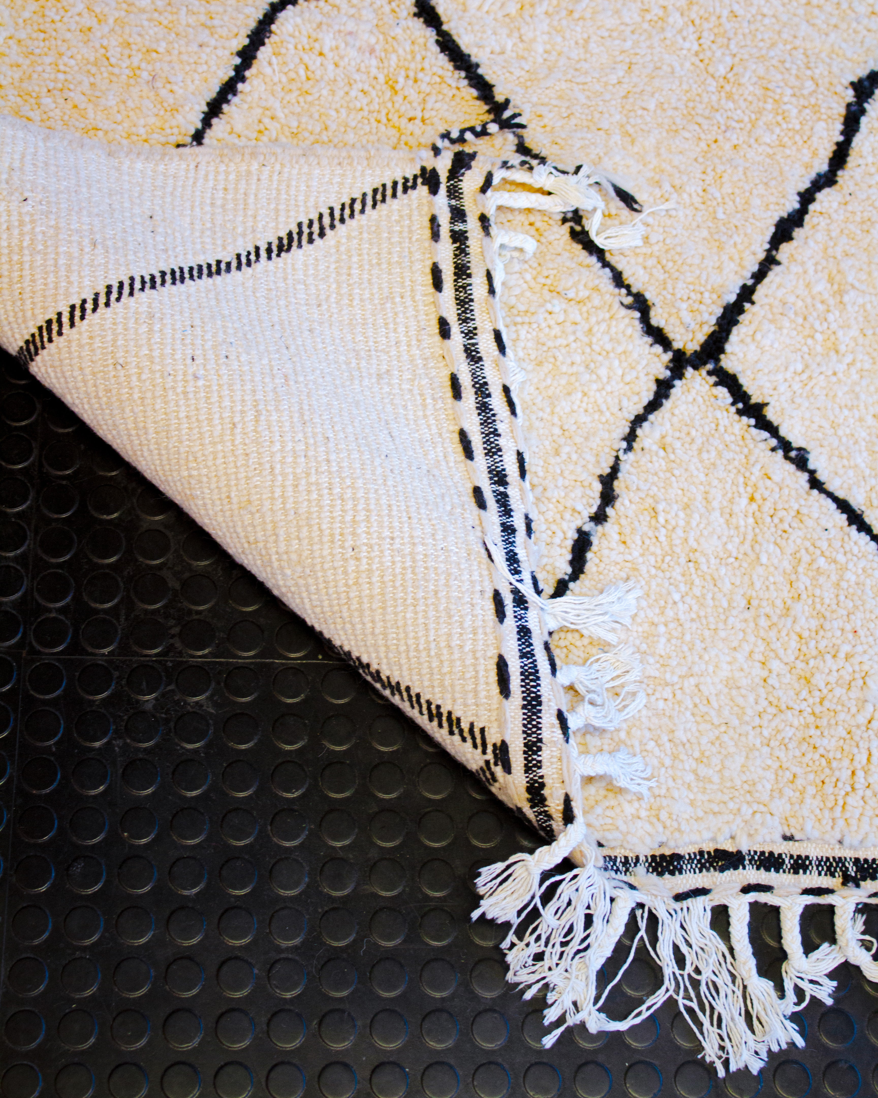 valkoinen käsinsolmittu matto