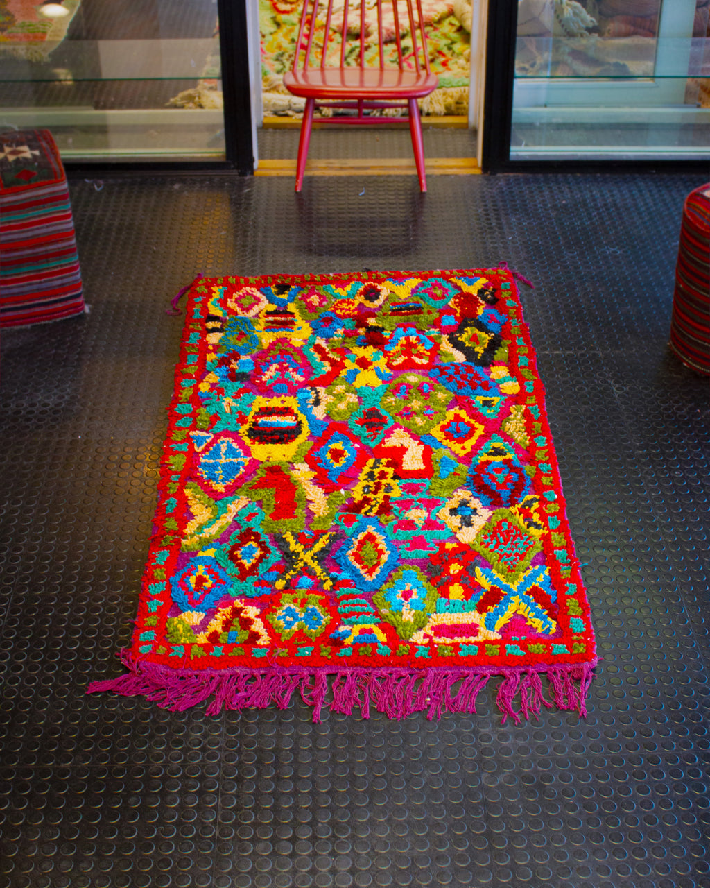 Värikäs villamatto sisustus