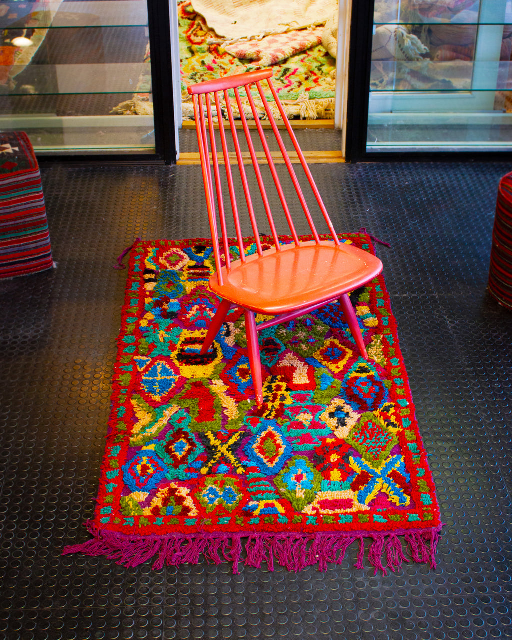 Värikäs matto sisustus