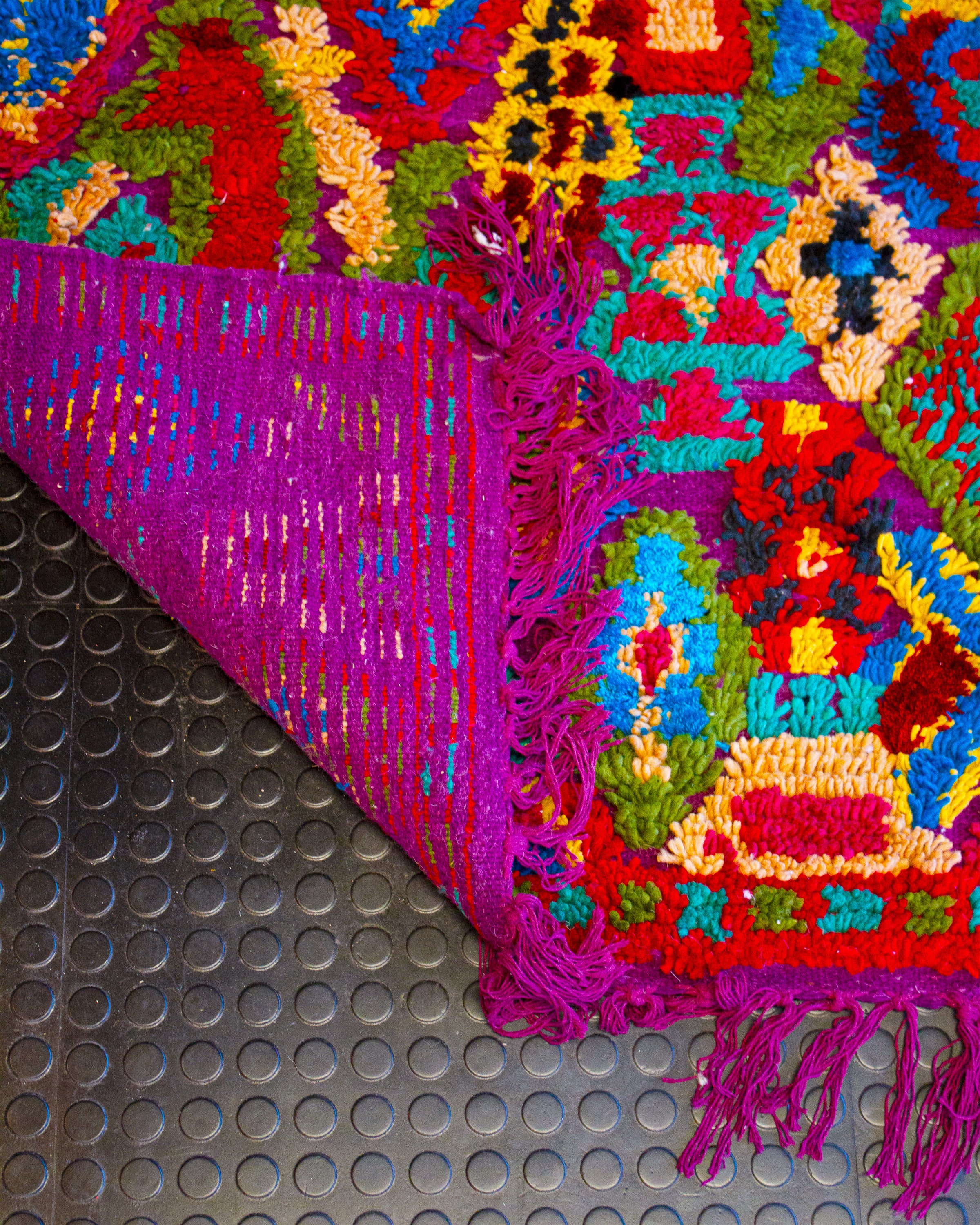 Käsinsolmittu villamatto värikäs