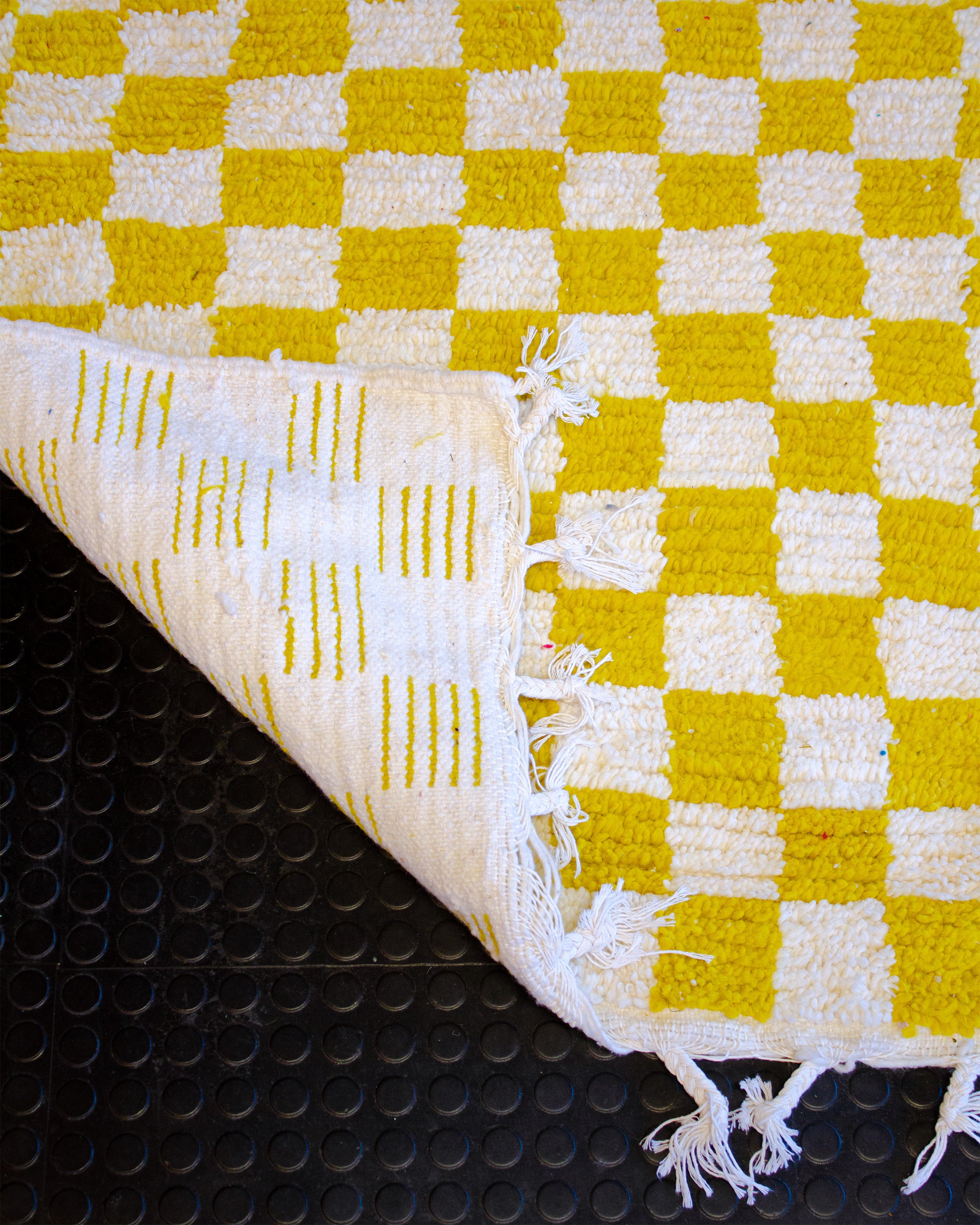 käsinsolmittu ruudullinen matto