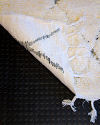 Käsinsolmittu valkoinen matto