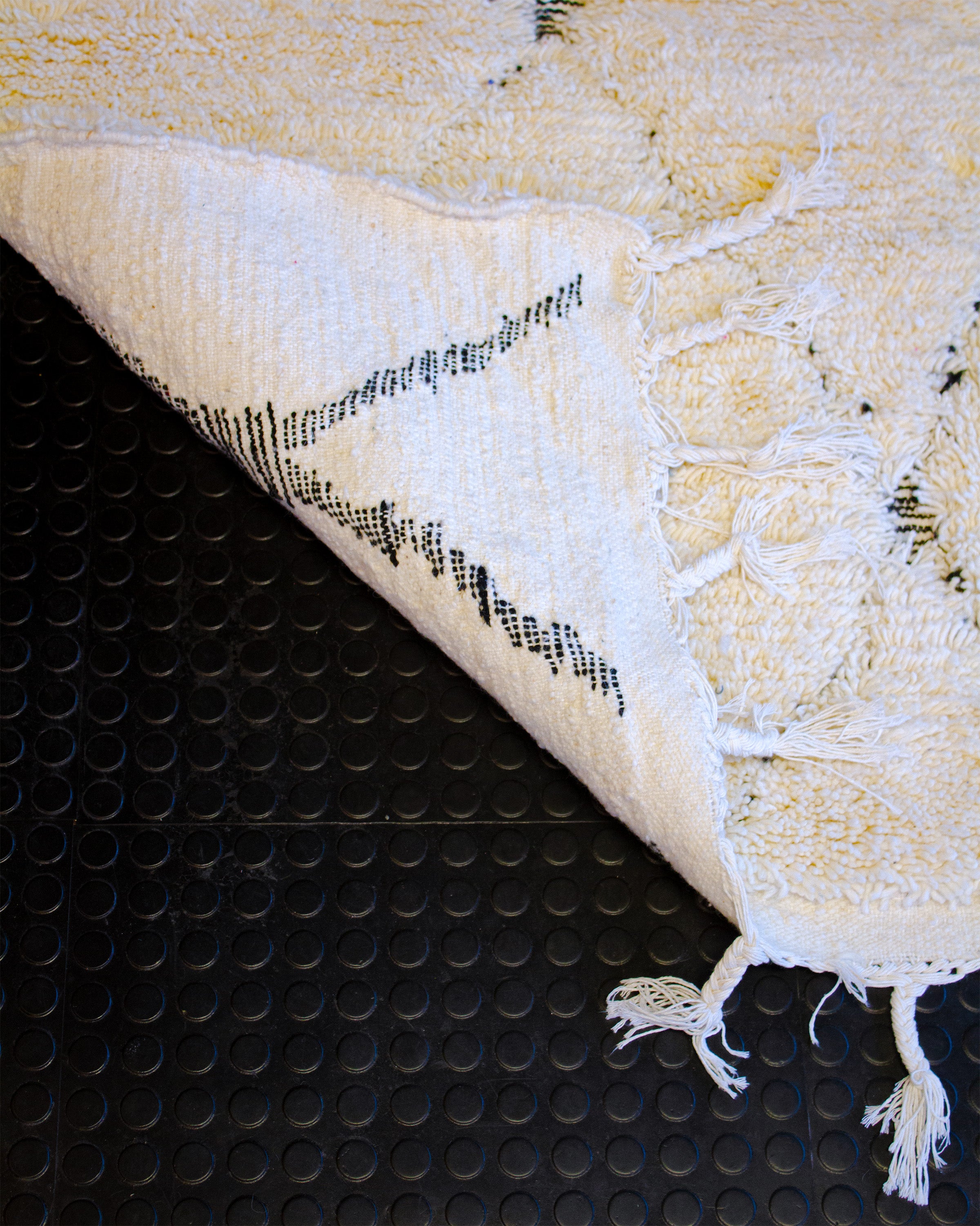 Käsinsolmittu valkoinen matto