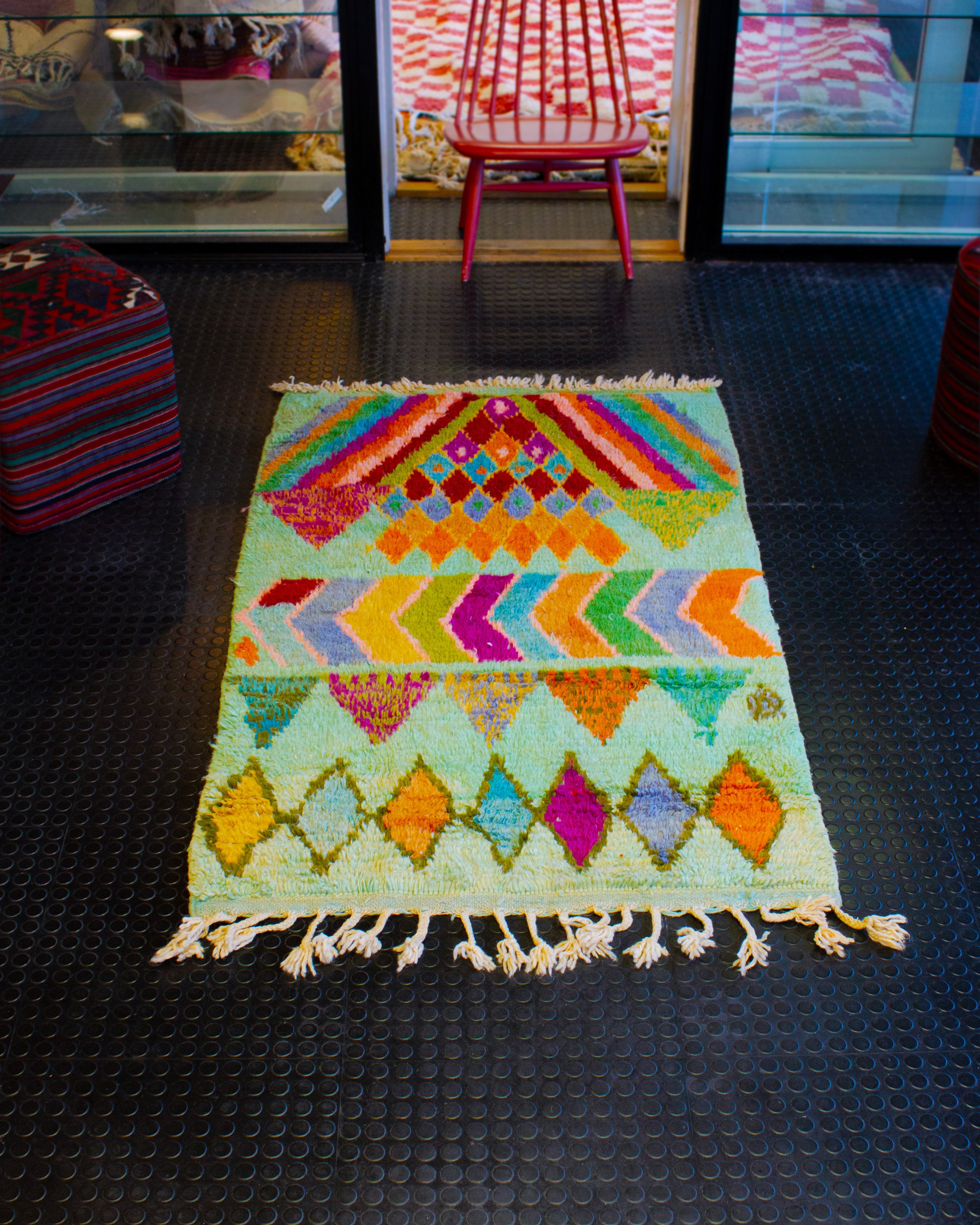 Värikäs marokkolainen matto