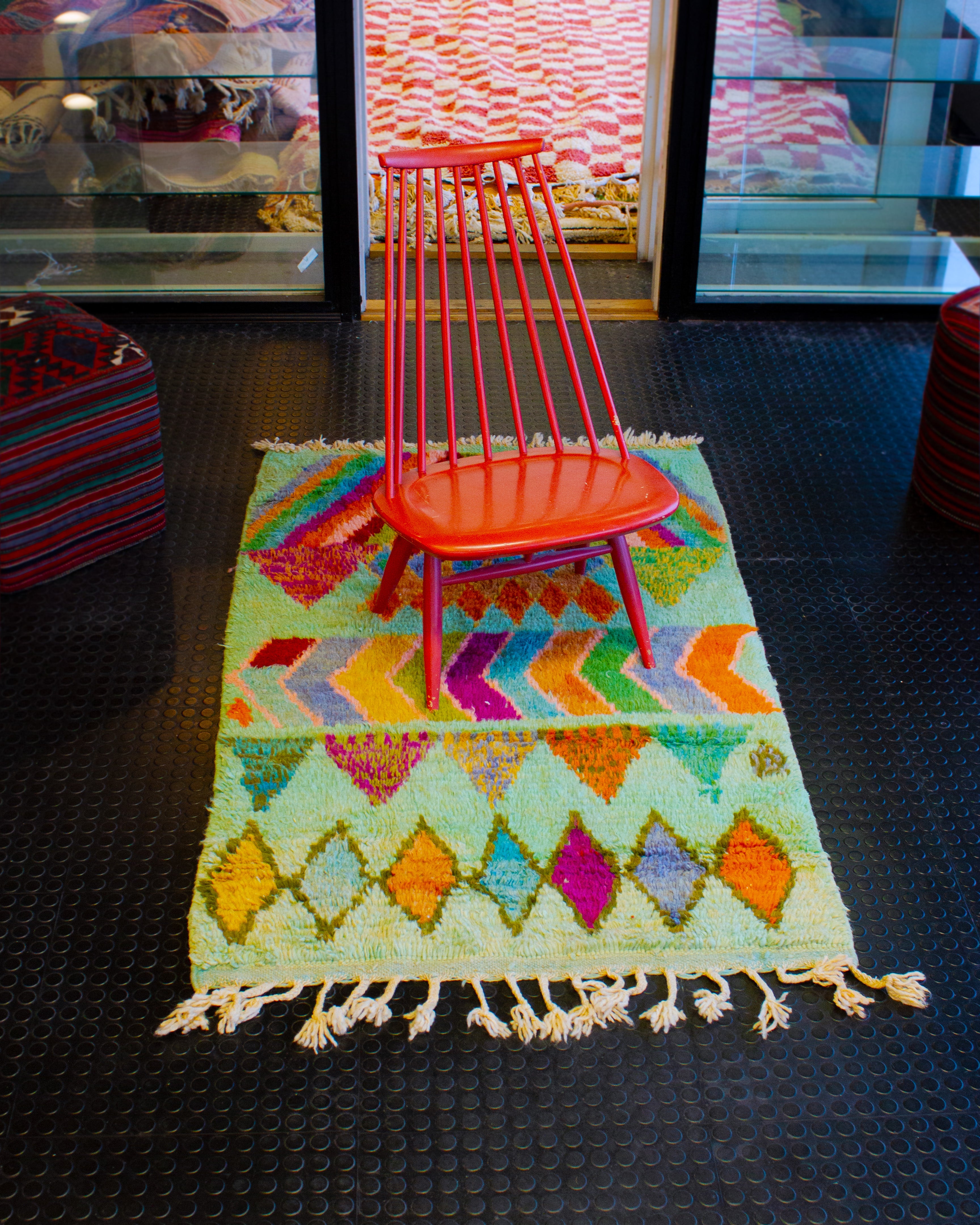 monivärinen matto sisustus