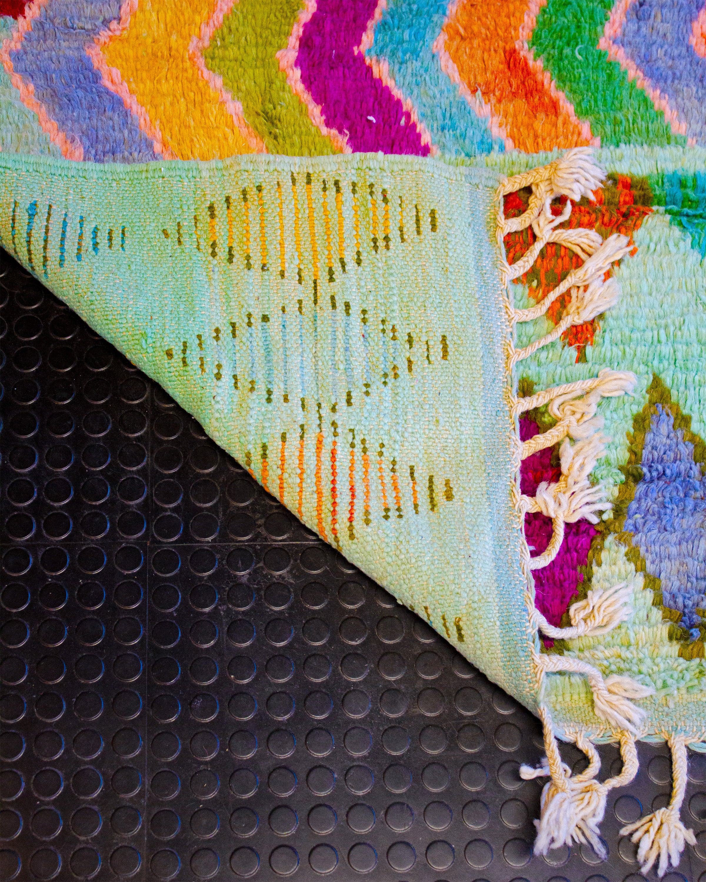 Värikäs käsinsolmittu matto