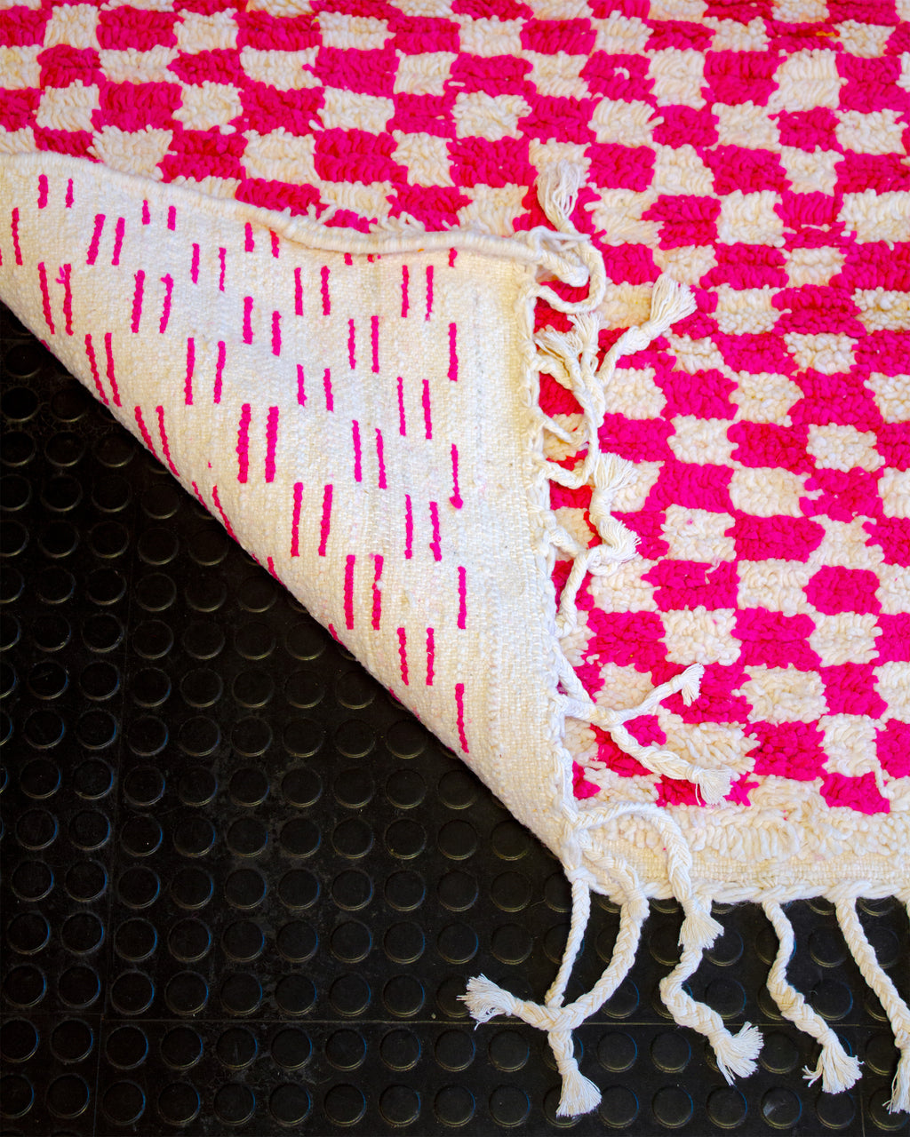 Käsinsolmittu matto