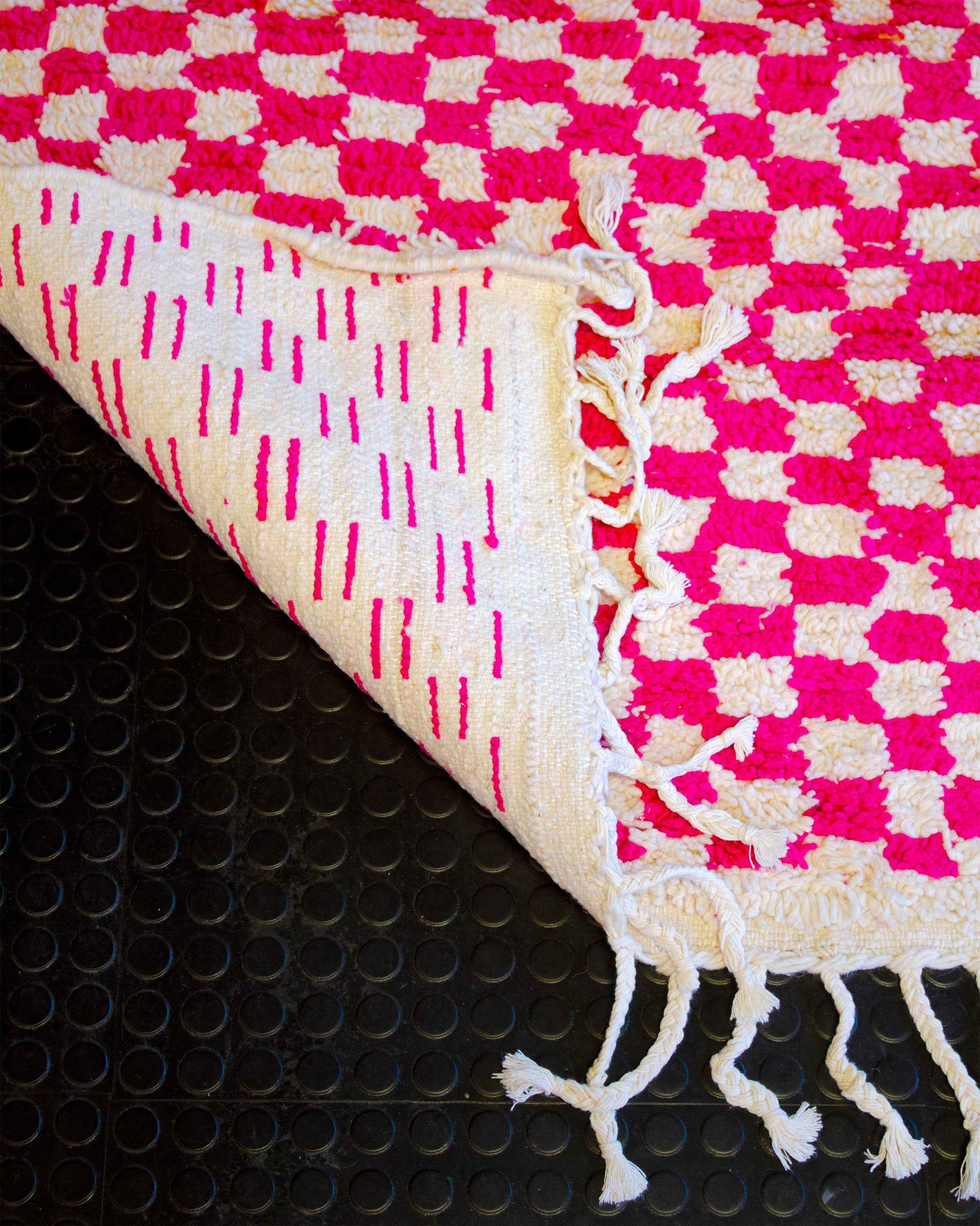 Käsinsolmittu matto