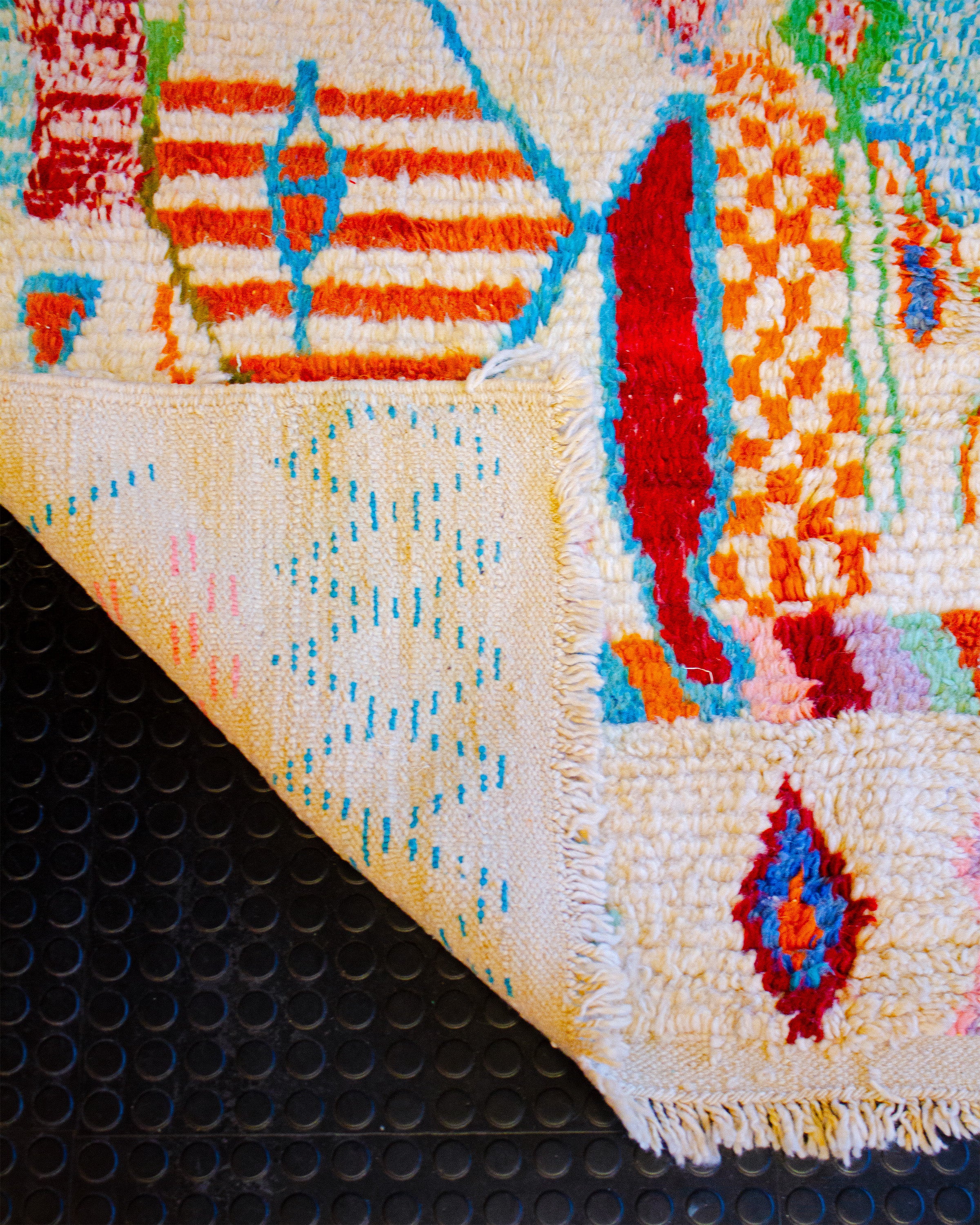 Käsinsolmittu marokkolainen matto