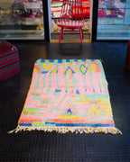 Värikäs marokkolainen matto
