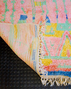 Käsinsolmittu värikäs matto