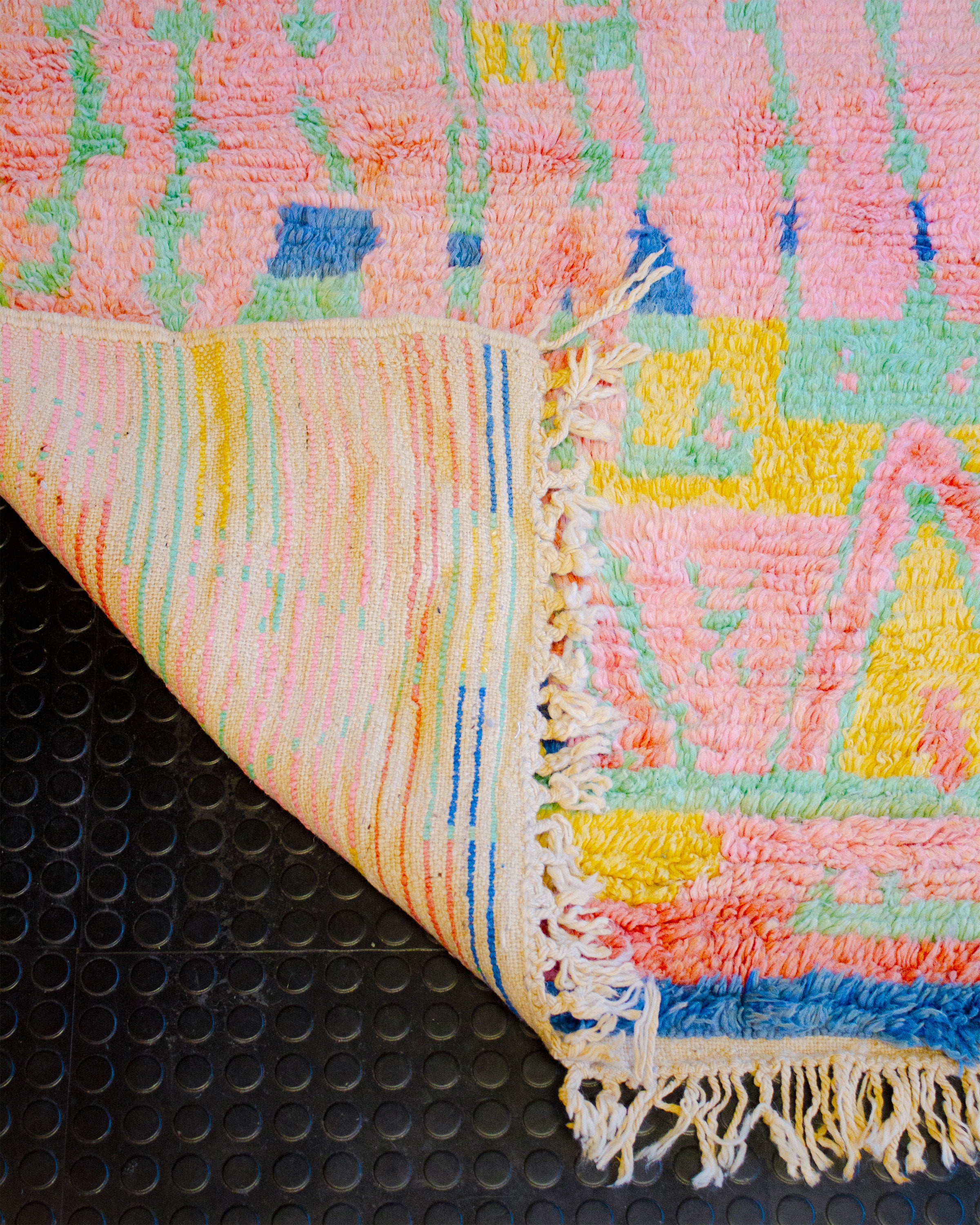 Käsinsolmittu värikäs matto