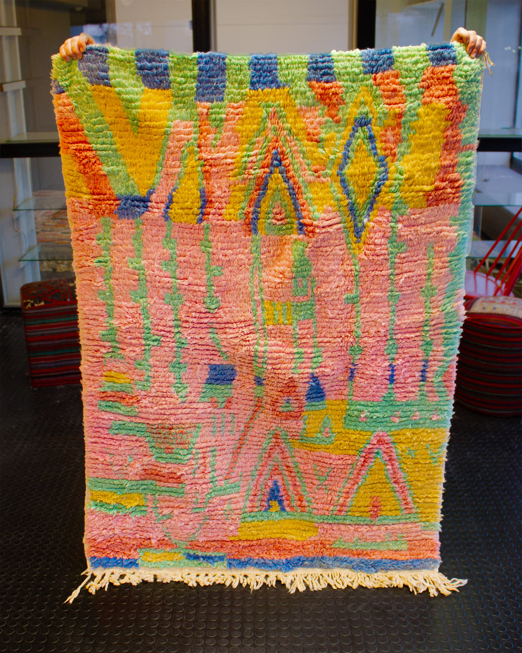 Värikäs marokkolainen matto