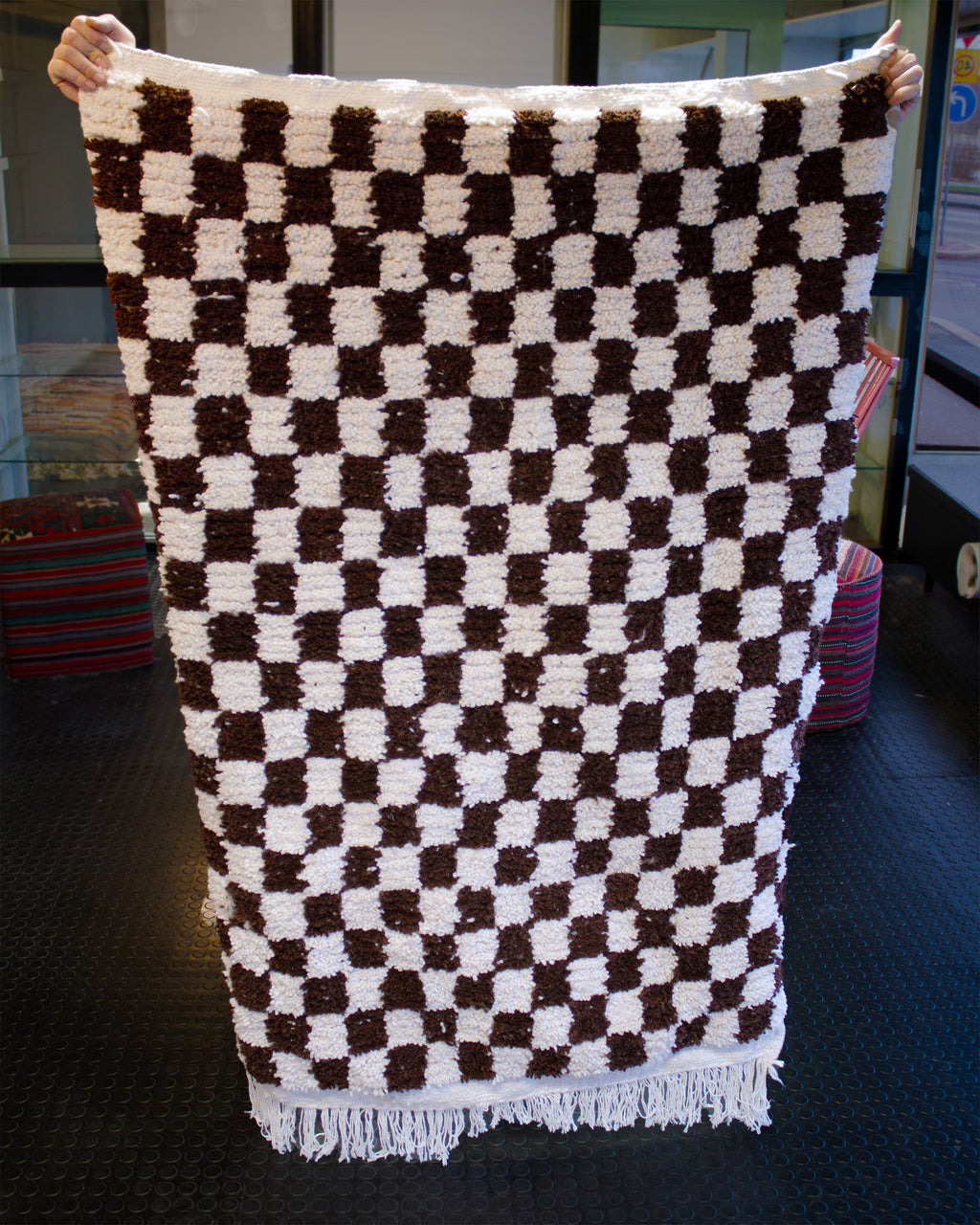 Ruskea ruudullinen villamatto