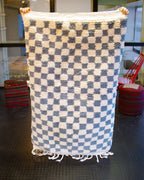 Vaalean sininen ruudullinen villamatto