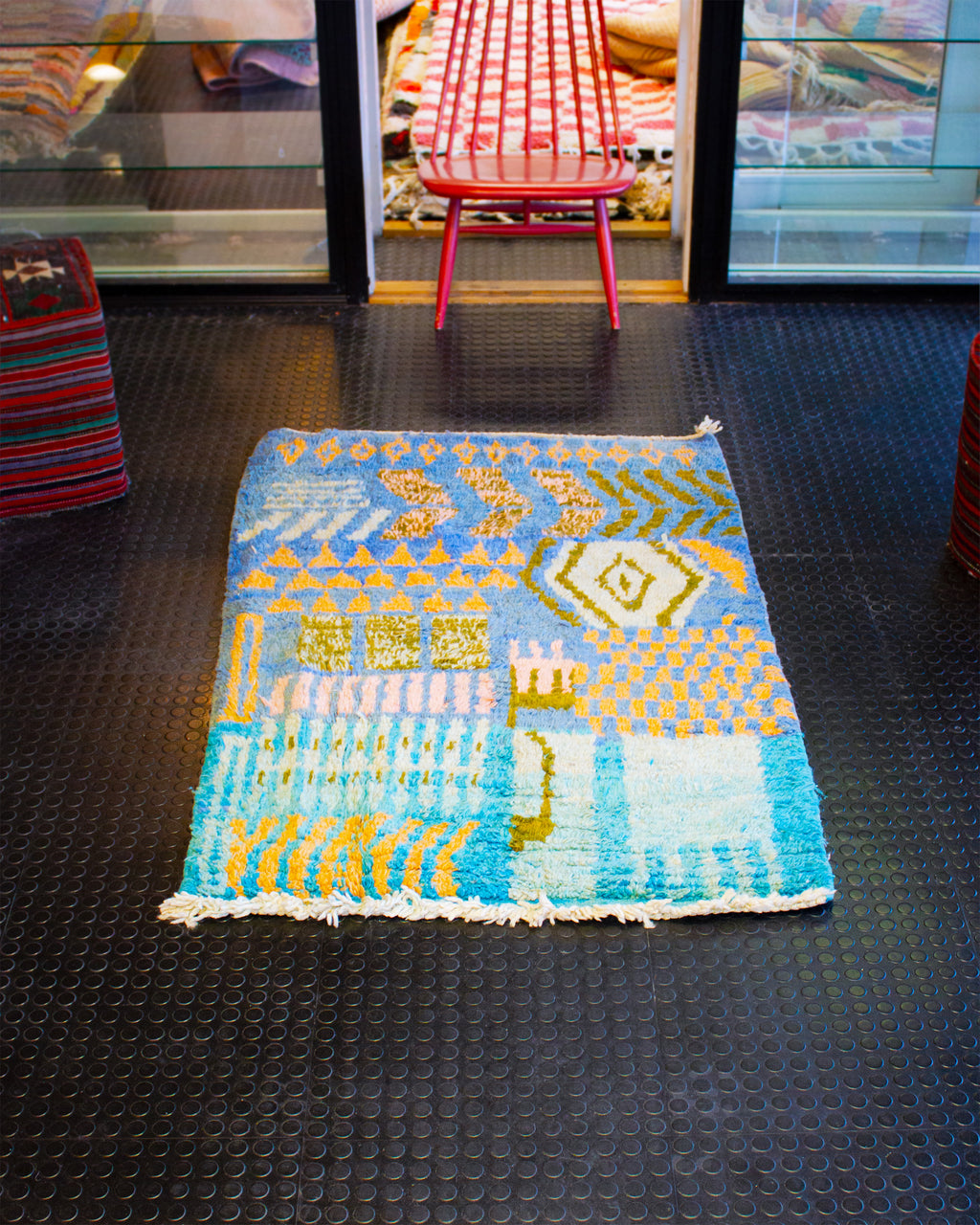 Värikäs marokkolainen matto