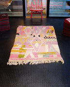 vaaleanpunainen marokkolainen matto