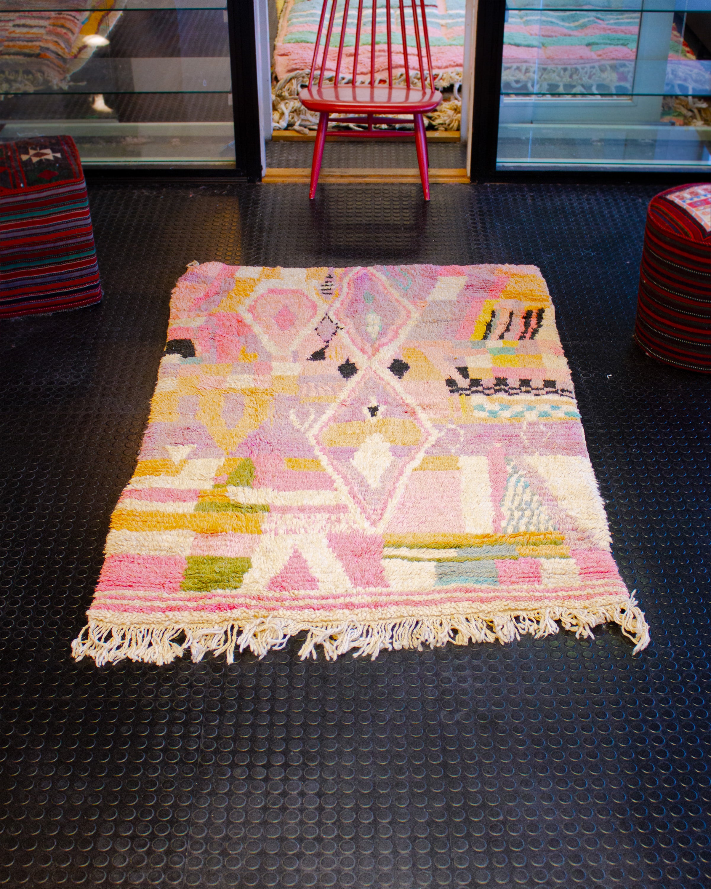 vaaleanpunainen marokkolainen matto