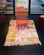 vaaleanpunainen marokkolainen matto