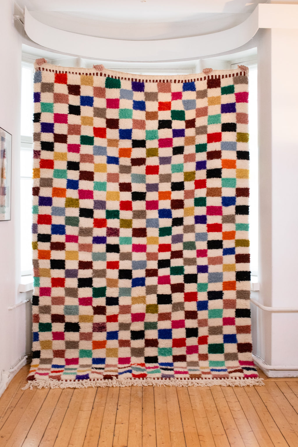 Ruudullinen värikäs villamatto