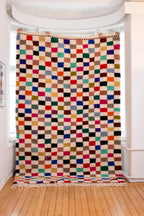 Ruudullinen värikäs villamatto