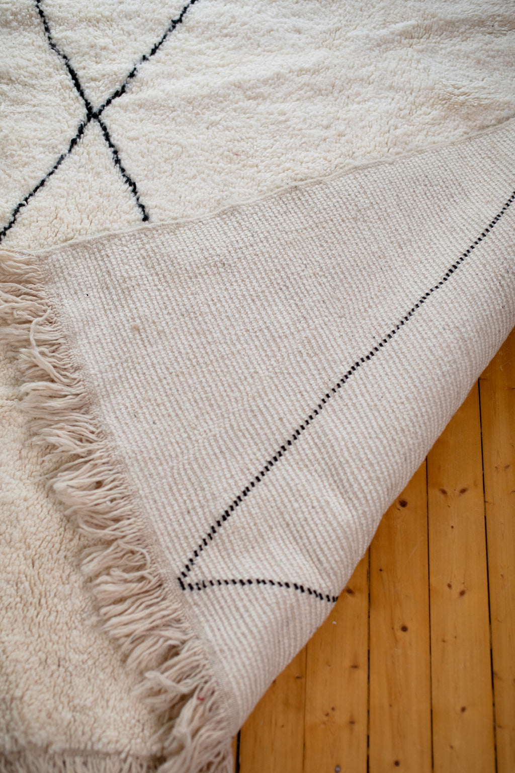 Pehmeä valkoinen matto