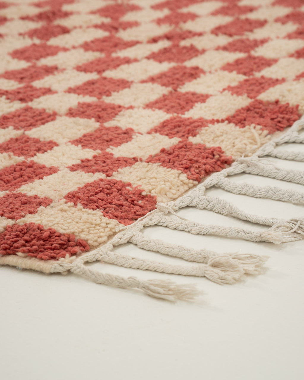 Punertava ruudullinen villamatto<br>300cm x 200cm