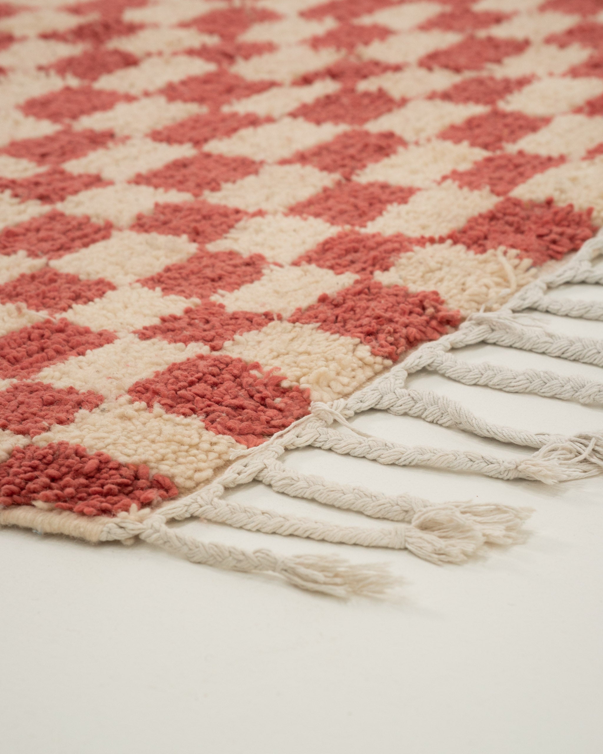 Punertava ruudullinen villamatto<br>300cm x 200cm